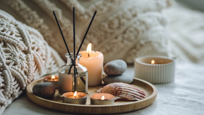 Domácí aromaterapie: Proč pořídit svíčky, které aroma difuzéry a k čemu jsou bytové spreje