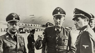 Reinhard Heydrich (uprostřed) s Heindrichem Himmlerem se stali hybateli dějin
