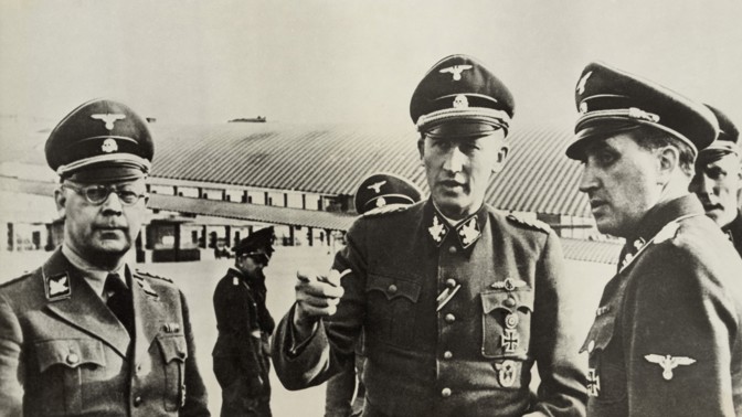 Reinhard Heydrich (uprostřed) s Heindrichem Himmlerem se stali hybateli dějin
