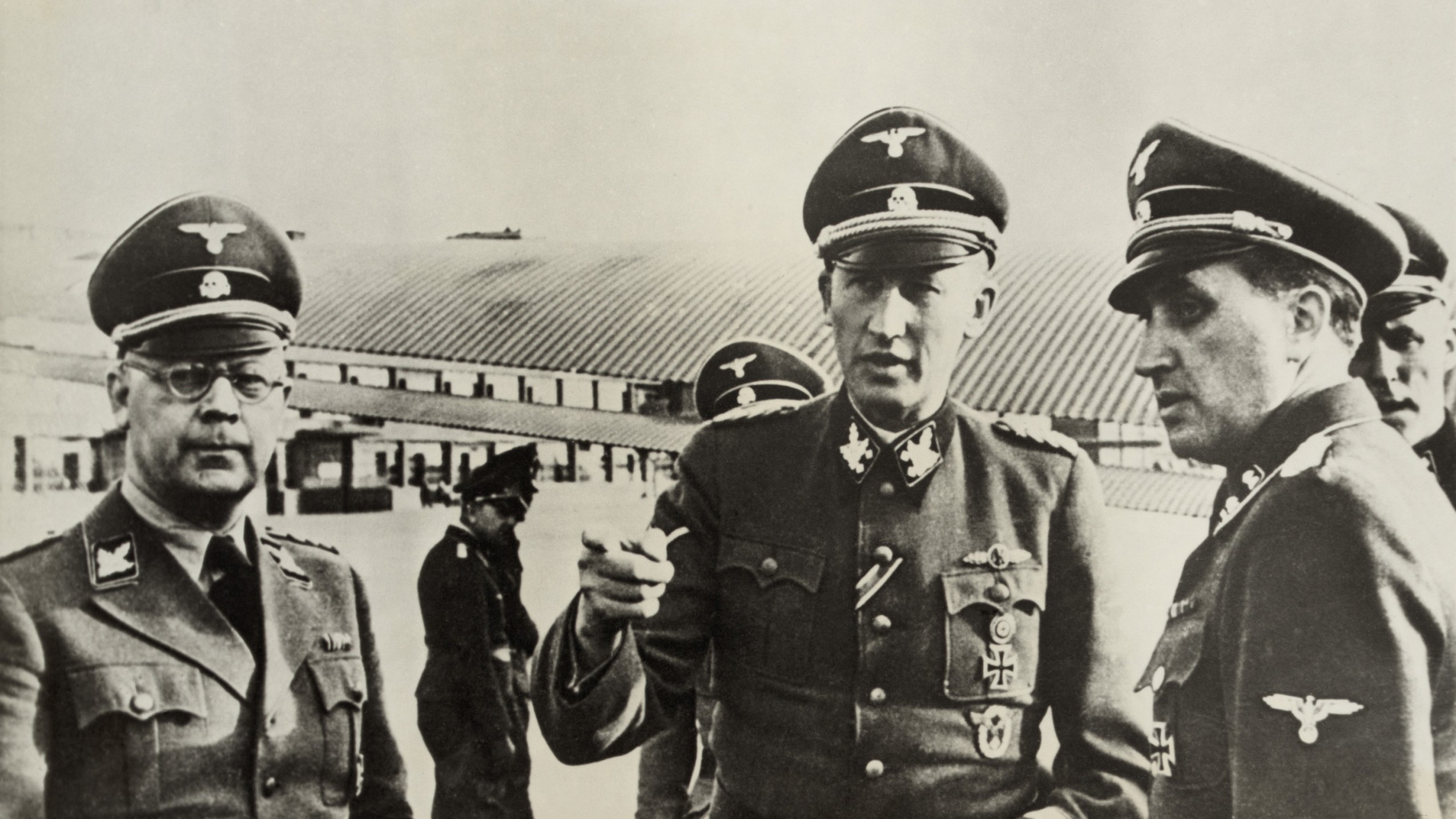Reinhard Heydrich (uprostřed) s Heindrichem Himmlerem se stali hybateli dějin