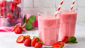 Zaměřte se na osvěžující a studené pokrmy. Do jídelníčku přidejte ovoce, zeleninu a také lehké letní saláty. Smoothie z ovoce vás v letních měsících zaručeně občerství.
Zaměřte se na osvěžující a studené pokrmy. Do jídelníčku přidejte ovoce, zeleninu a také lehké letní saláty. Smoothie z ovoce vás v letních měsících zaručeně občerství.