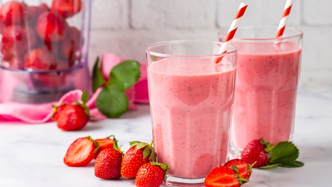 Zaměřte se na osvěžující a studené pokrmy. Do jídelníčku přidejte ovoce, zeleninu a také lehké letní saláty. Smoothie z ovoce vás v letních měsících zaručeně občerství. 
