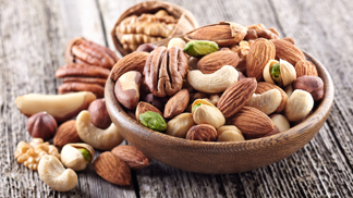 Ořechy obsahují hodně omega 3 nenasycených kyselin, hlídejte si ale množství, jež zkonzumujete. Jsou totiž také poměrně dost kalorické.
