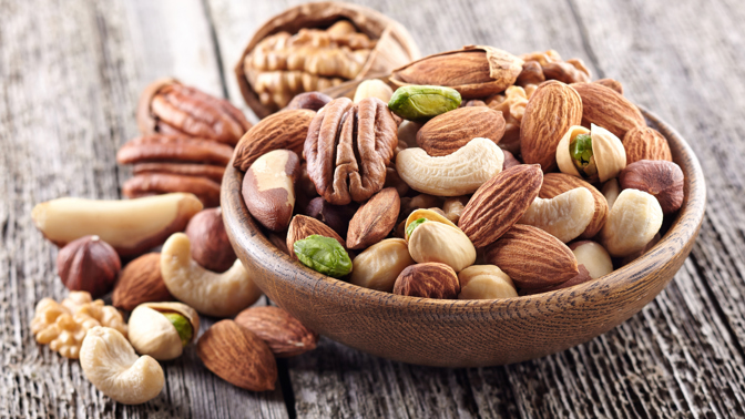 Ořechy obsahují hodně omega 3 nenasycených kyselin, hlídejte si ale množství, jež zkonzumujete. Jsou totiž také poměrně dost kalorické.
