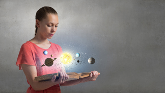 Žena s knihou a planetami