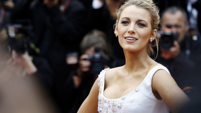 Fotky bez úprav a filtrů z červeného koberce: Akné, vrásky i pupínky, které neschová Blake Lively ani Kim Kardashian