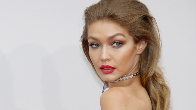 Gigi a Bella Hadid jsou na Versaceho nejnovější fotce z kampaně úplně nahé