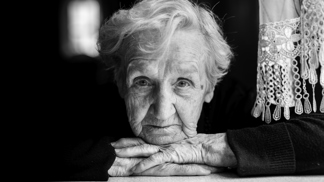„Všechno dobrý“, vzkazuje Komárkova nadace seniorům