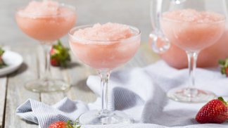 Recept: Osvěžující Frosé s jahodami