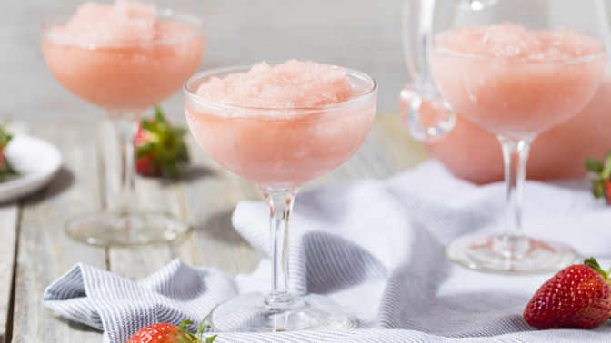 Recept: Osvěžující Frosé s jahodami