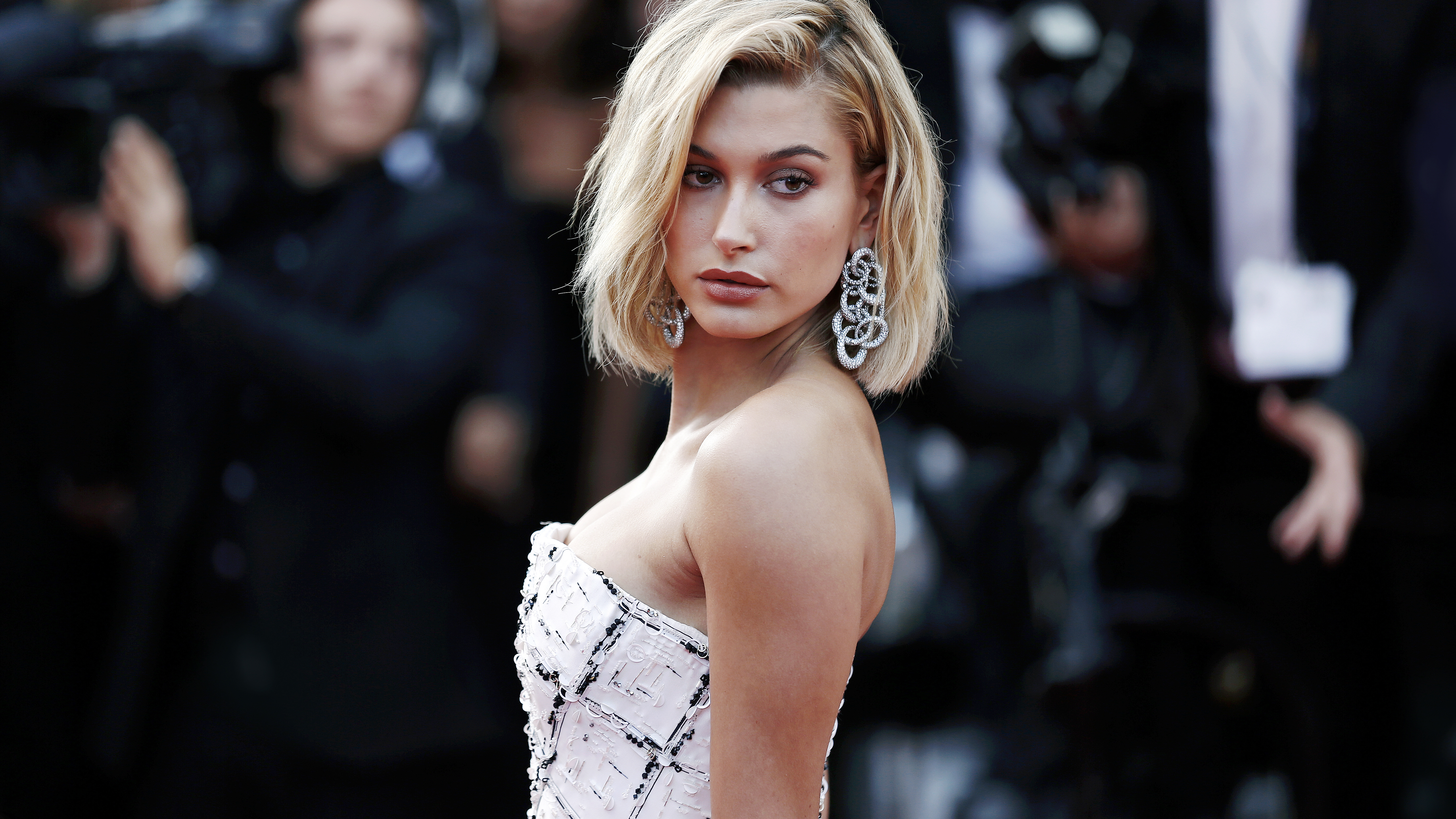 Hailey Bieber

