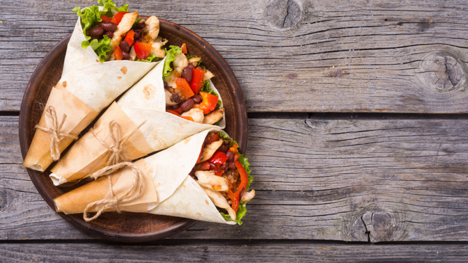 Burrito s rýží a uzeným kuřetem provoněné koriandrem