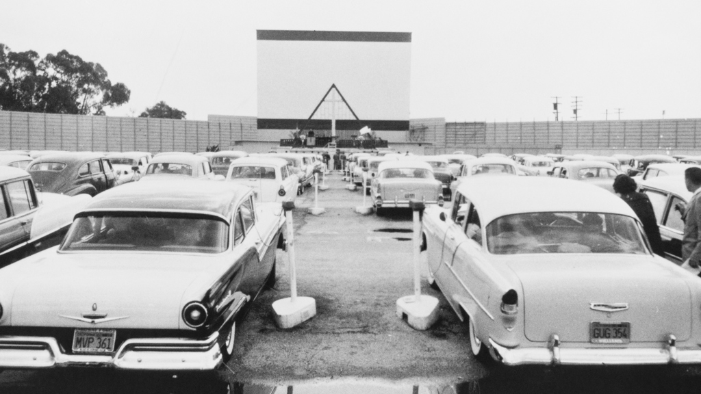 V úterý se na Strahově u spartakiádního stadionu otevře největší autokino v Praze