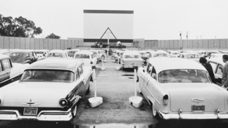 V úterý se na Strahově u spartakiádního stadionu otevře největší autokino v Praze
