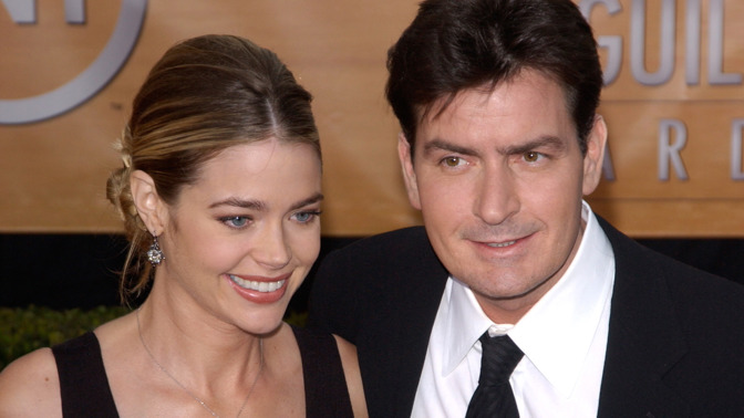 Denise Richards a Charlie Sheen plnili bulvární plátky celé roky - jako hvězdný pár, i později při jejich bouřlivém rozchodu
