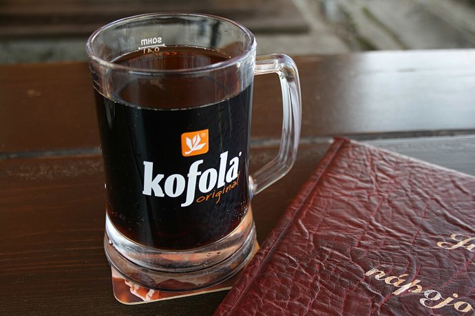 Kofola vznikla jako domácí alternativa ke světovým limonádám, ale postupně si vytvořila vlastní nezaměnitelnou chuť i věrné fanoušky. Dodnes patří mezi nejvýraznější symboly československé gastro nostalgie.