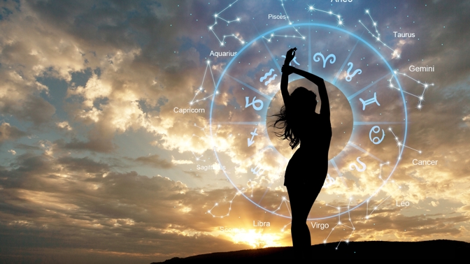 zodiac kruh a silueta ženy 