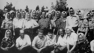 Brigády byly prezentovány jako dobrovolná pomoc, ve skutečnosti se jim jen těžko vyhýbalo. Práce zdarma nebo za minimální odměnu byla běžnou součástí života.
Brigády byly prezentovány jako dobrovolná pomoc, ve skutečnosti se jim jen těžko vyhýbalo. Práce zdarma nebo za minimální odměnu byla běžnou součástí života.
