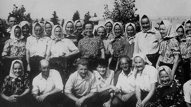 Brigády byly prezentovány jako dobrovolná pomoc, ve skutečnosti se jim jen těžko vyhýbalo. Práce zdarma nebo za minimální odměnu byla běžnou součástí života.
