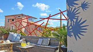 Terasa na střeše starého domu byla prázdná a nikdo na ni nechodil. Zahradní architekti ze studia Slow Garden jí vdechli nový život.
