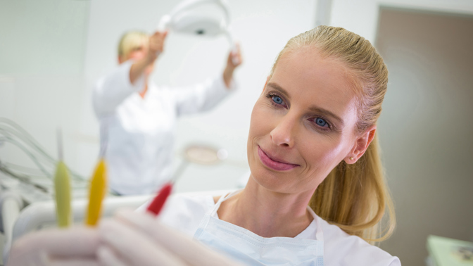 dentální hygienistka s mezizubními kartáčky