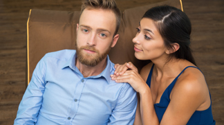 partnerský pár na křesle partnerský pár na křesle