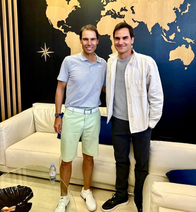 Rafael Nadal se svým s dlouholetým rivalem Rogerem Federerem.