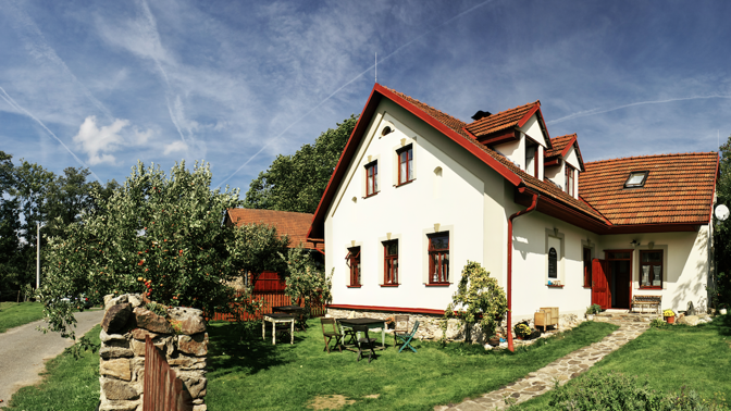 Historie místa zvaného Na Čechách údajně sahá až do doby pobělohorské. Současní majitelé se s odvahou pustili do rekonstrukce zemědělské usedlosti, která trvá až do dnešních dnů. Místo ale už dnes rozhodně stojí za návštěvu!

