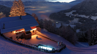 Necelé dvě hodiny jízdy od Innsbrucku leží v Jižním Tyrolsku kouzelné údolí Val Pusteria, které zatím úspěšně uniká zájmu turistů mířících do vyhlášených lyžařských resortů jinde v Dolomitech. Giorgia a Stefano tu v jednom z příkrých svahů objevili horskou chatu, kterou obklopují husté lesy, a je tak zcela ukrytá před jakýmkoli shonem.
