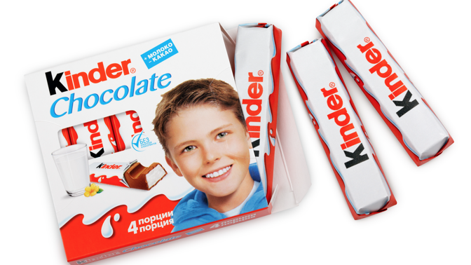 Chlapec z obalu na Kinder