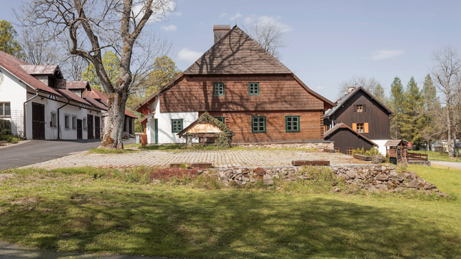 Chata Brücknerův dům v Prášilech prošla neuvěřitelnou rekonstrukcí a dnes dům postavený již v roce 1750 hledá nového majitele

 
