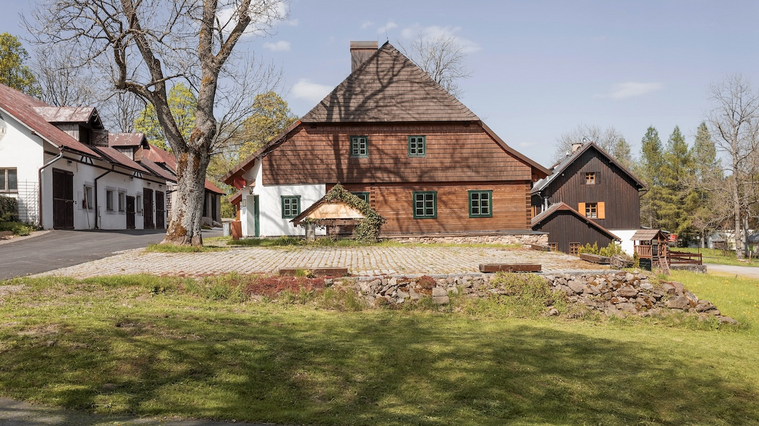 Chata Brücknerův dům v Prášilech prošla neuvěřitelnou rekonstrukcí a dnes dům postavený již v roce 1750 hledá nového majitele