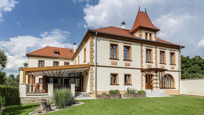 Prozkoumejte s námi venkovské sídlo ze 14. století v Jižních Čechách: Skrytý klenot  s historickým šarmem a moderním komfortem

