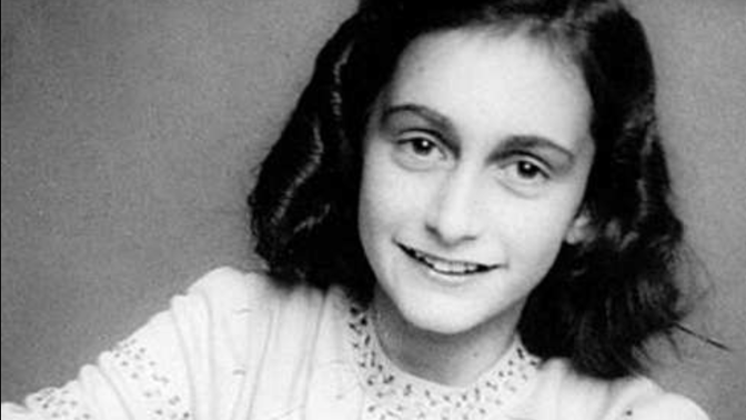 Známý deník Anny Frankové zasáhl miliony srdcí po celém světě. Nejen tím, jak líčí hrůzy holocaustu, ale i tím, že nabízí dojemný a hluboce osobní pohled nejen na utrpení a pronásledování, které prožila. Je i deníkem jejího intimního dospívání a prvních lásek.
