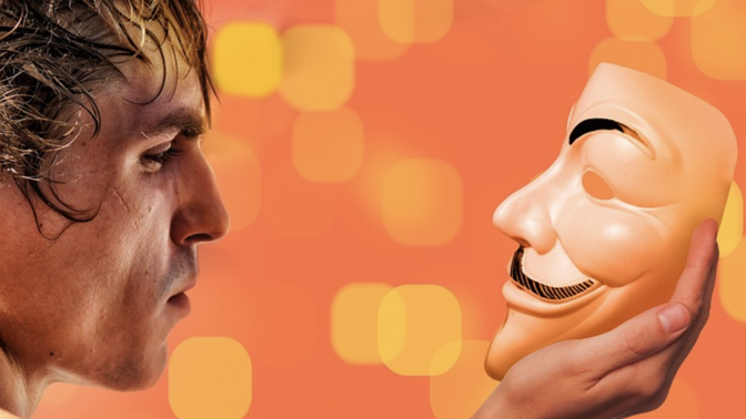 Muž držící masku Muž držící masku
