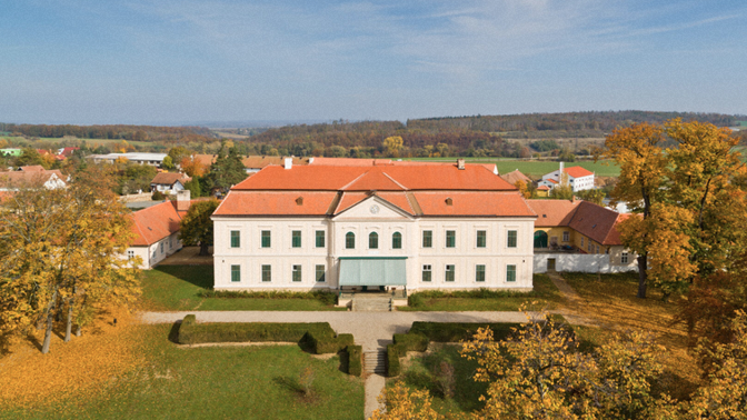 Zámek v Dukovanech shání nového majitele: Čeká na něj místo plné historie i luxusu
