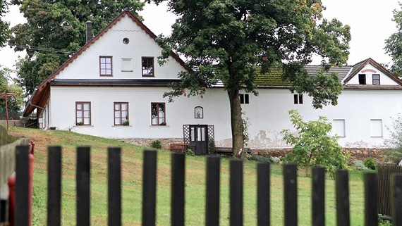 KVÍZ: Zjistěte, zda poznáte český film podle jediného pohledu na dům či chalupu