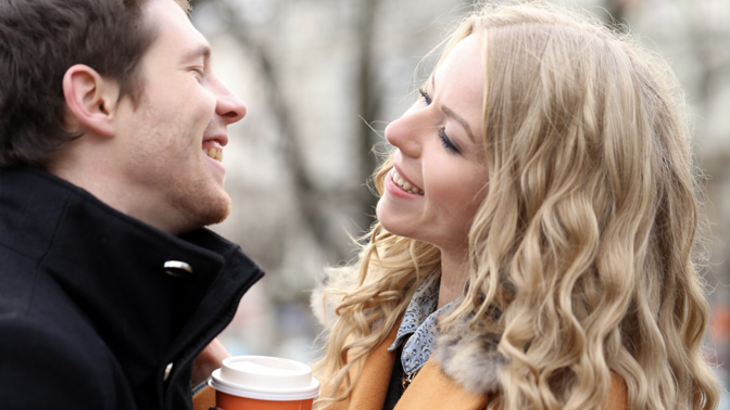 Která 4 znamení nejvíce milují flirtování a jak si je ve vztahu udržet?
