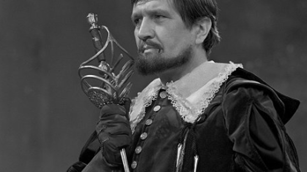 Starý mlynář Máchal z pohádky S čerty nejsou žerty, František Vicena, se premiéry nedožil. Oběsil se