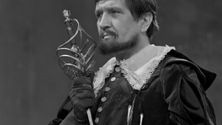 Starý mlynář Máchal z pohádky S čerty nejsou žerty, František Vicena, se premiéry nedožil. Po natáčení se oběsil