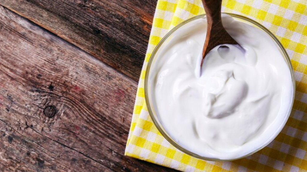 Jogurt je bílkovina, kterou by náš jídelníček neměl postrádat.

