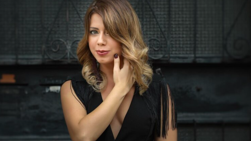 Žena s polodlouhými vlasy
Žena s polodlouhými vlasy