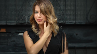 Žena s polodlouhými vlasy

