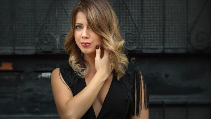Žena s polodlouhými vlasy