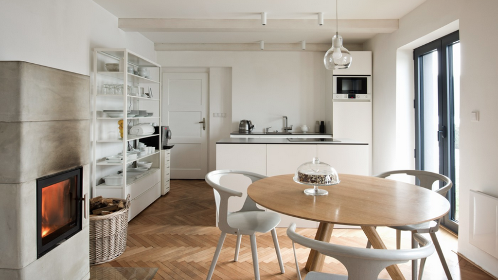 Zadáním pro architekty bylo vytvořit pohodlné bydlení pro manželský pár s minimálním zásahem do okolní přírody, zachování stávajících dispozic, podlah a dveří a to všechno na zalesněném pozemku v úzkém kontaktu s okolní přírodou.
Zadáním pro architekty bylo vytvořit pohodlné bydlení pro manželský pár s minimálním zásahem do okolní přírody, zachování stávajících dispozic, podlah a dveří a to všechno na zalesněném pozemku v úzkém kontaktu s okolní přírodou.