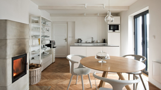 Zadáním pro architekty bylo vytvořit pohodlné bydlení pro manželský pár s minimálním zásahem do okolní přírody, zachování stávajících dispozic, podlah a dveří a to všechno na zalesněném pozemku v úzkém kontaktu s okolní přírodou.
