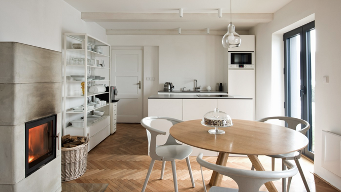 Zadáním pro architekty bylo vytvořit pohodlné bydlení pro manželský pár s minimálním zásahem do okolní přírody, zachování stávajících dispozic, podlah a dveří a to všechno na zalesněném pozemku v úzkém kontaktu s okolní přírodou.
