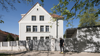 Tři mladé rodiny se rozhodly ušetřit, dohromady pořídily vilu a proměnily ji v dokonalé bydlení