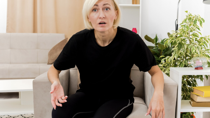 vyděšená žena