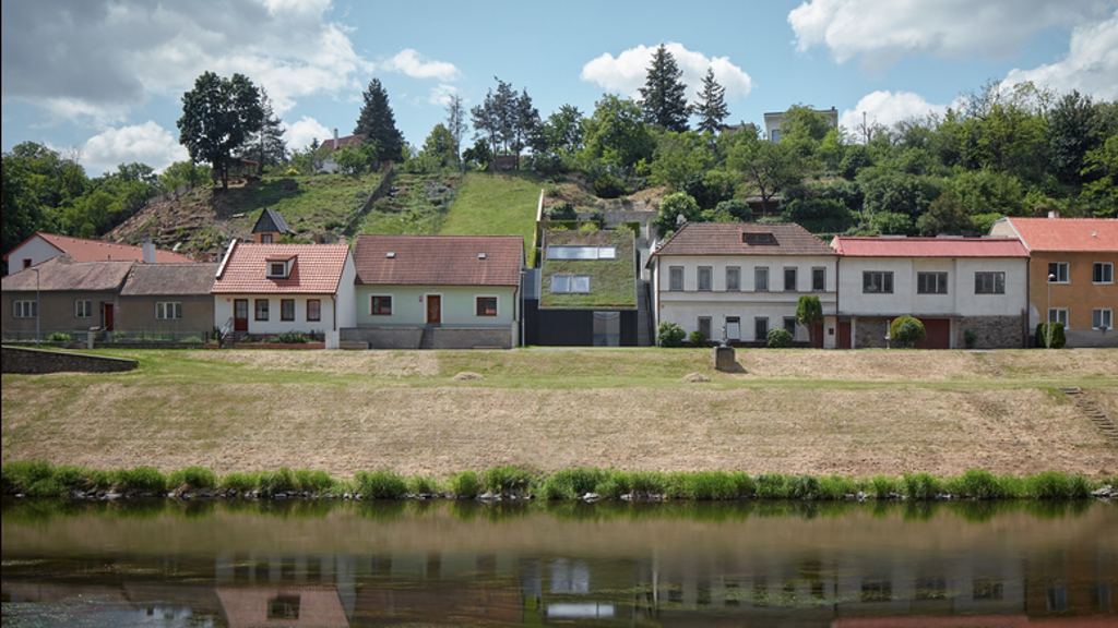 Architekti vytvořili úžasný dům s nádherným výhledem na Znojemský hrad! Prozkoumejte tuto moderní architektonickou perlu!